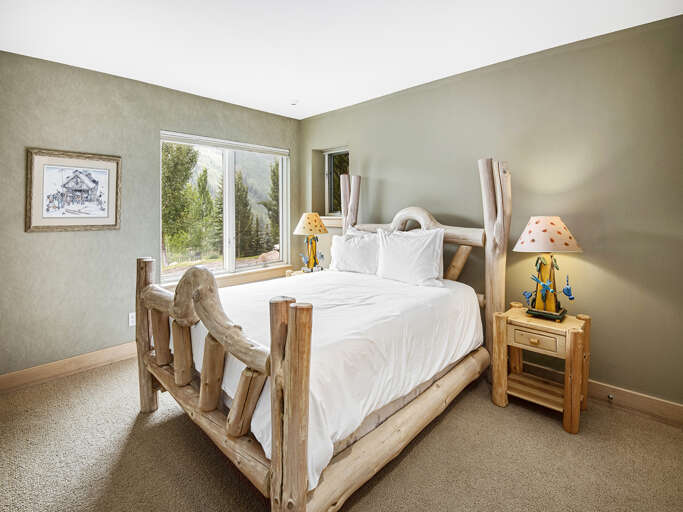 Bedroom 4 w/ Queen Bed