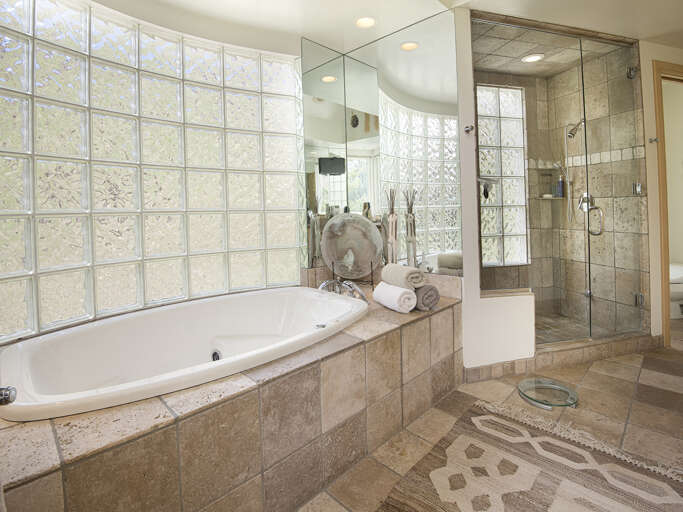 Main Bedroom Bathtub