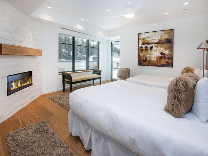 Bedroom 2 w/ Two Queen Beds on Main Floor Bedroom 2 w/ Two Queen Beds on Main Floor