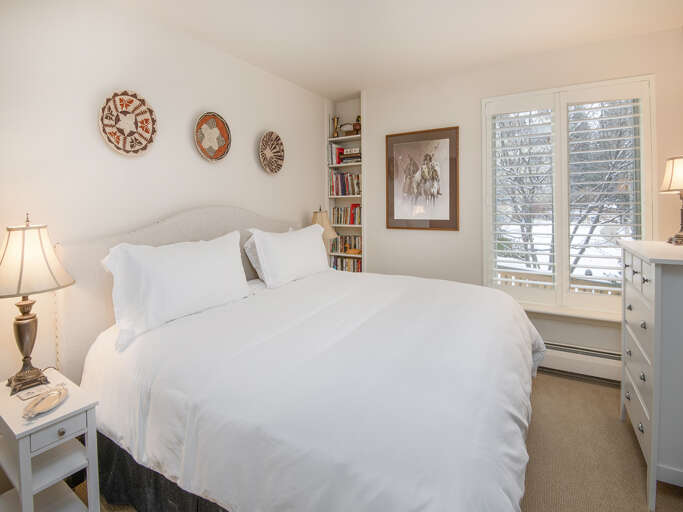 Main Bedroom w/ King Bed