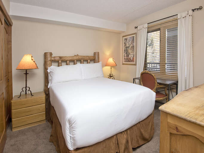 Main Bedroom 2/ Queen Bed