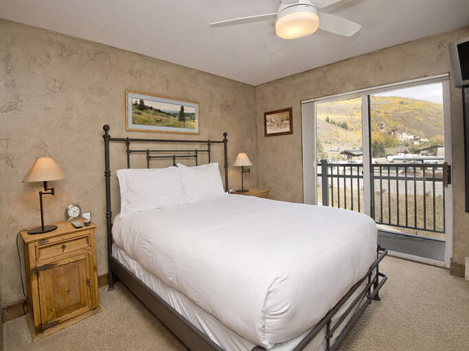 Bedroom 2 w/ Queen Bed