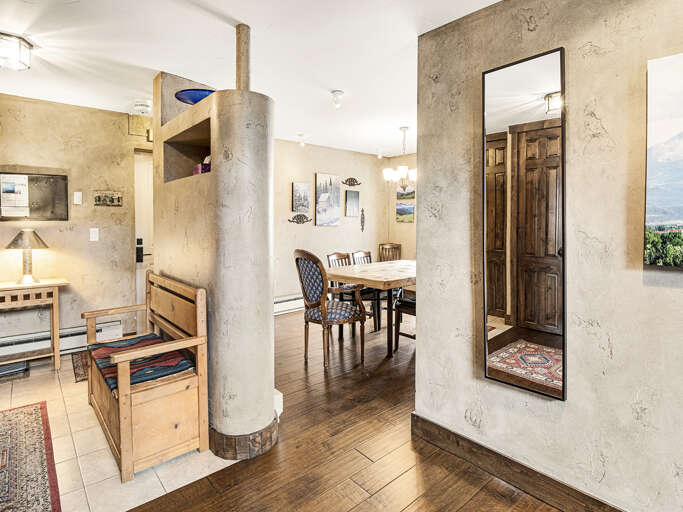 Entrance & Dining Area View