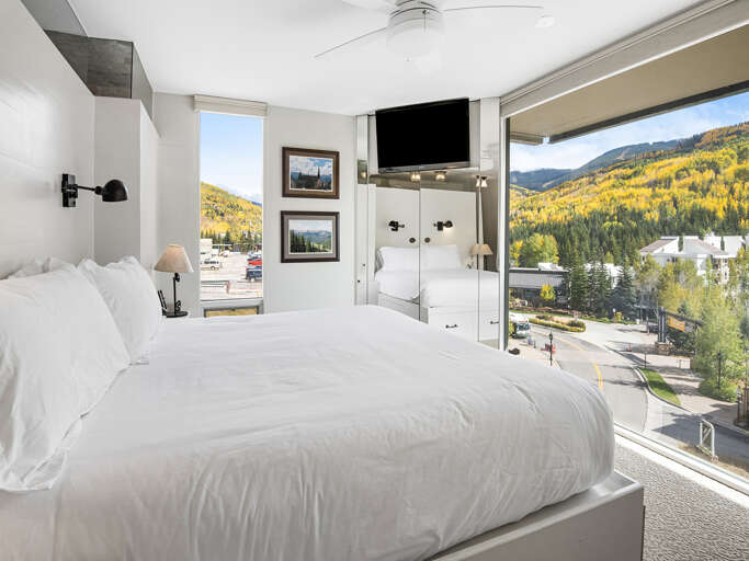 Main Bedroom w/ King Bed