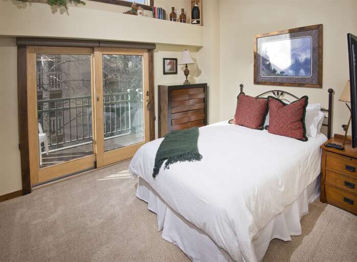 Bedroom 2 w/ Queen Bed