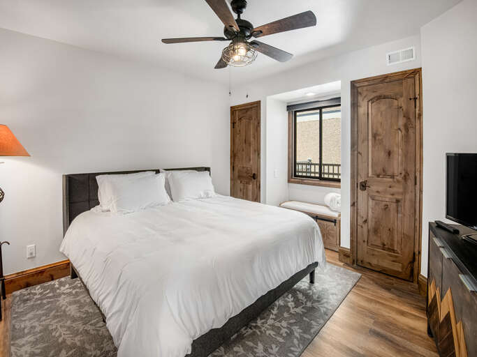 Main Bedroom w/ King Bed