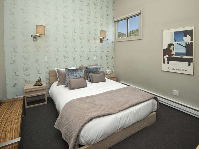 Bedroom 2 w/ Queen Bed