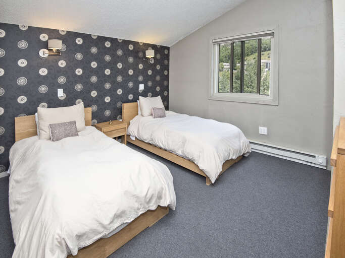 Bedroom 3 w/ 2 Twin Beds