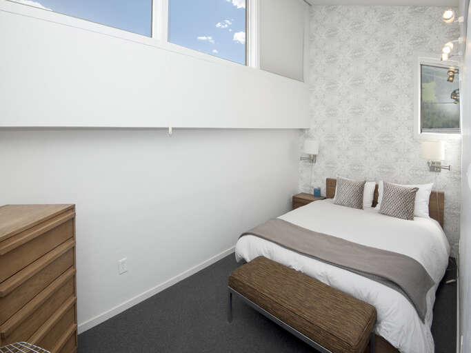 Bedroom 4 w/ Queen Bed