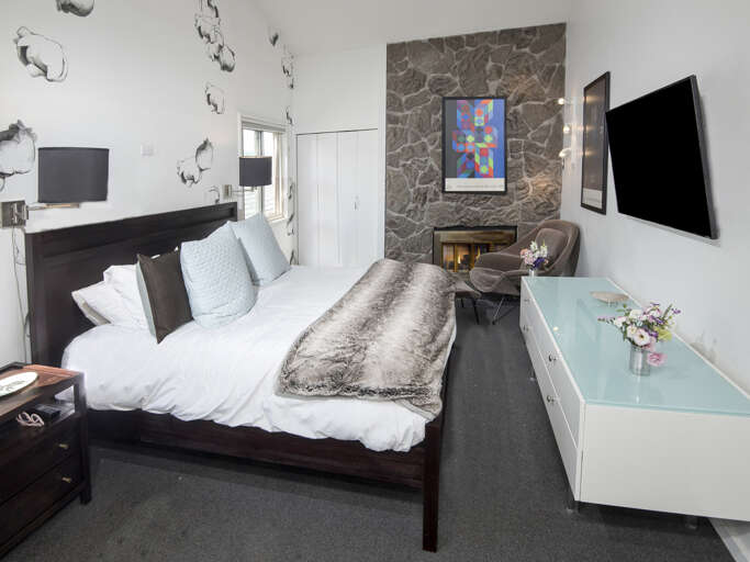 Main Bedroom w/ King Bed