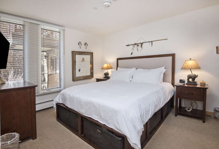 Main Bedroom w/ King Bed