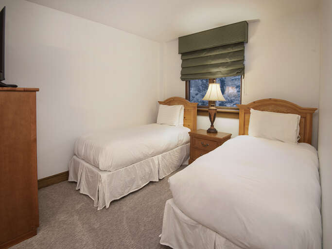 Bedroom 2 w/ Twin Beds