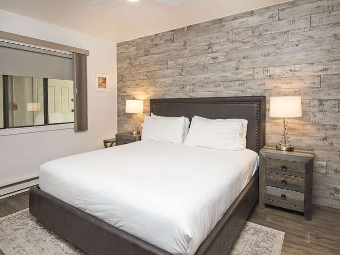 Main Bedroom w/ King Bed