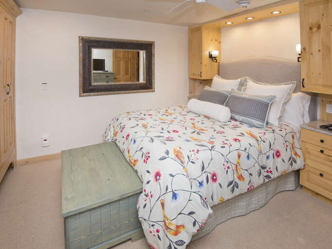 Main Bedroom w/ Queen Bed & TV Main Bedroom w/ Queen Bed & TV