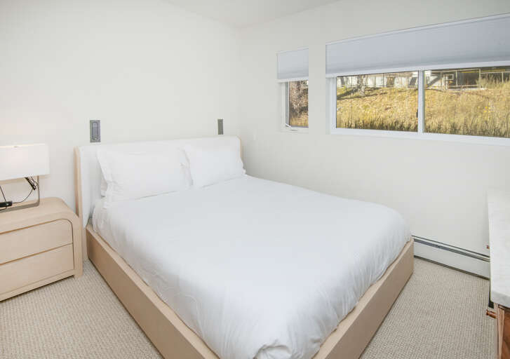 Bedroom 2 w/ Queen Bed