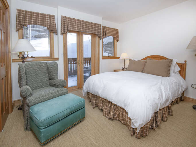 Bedroom 2 w/ Queen Bed