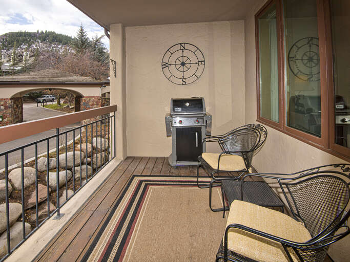 Balcony w/ Grill