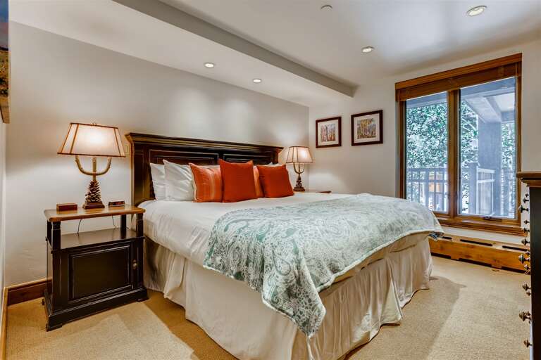 Main Bedroom w/ King bed Main Bedroom w/ King bed