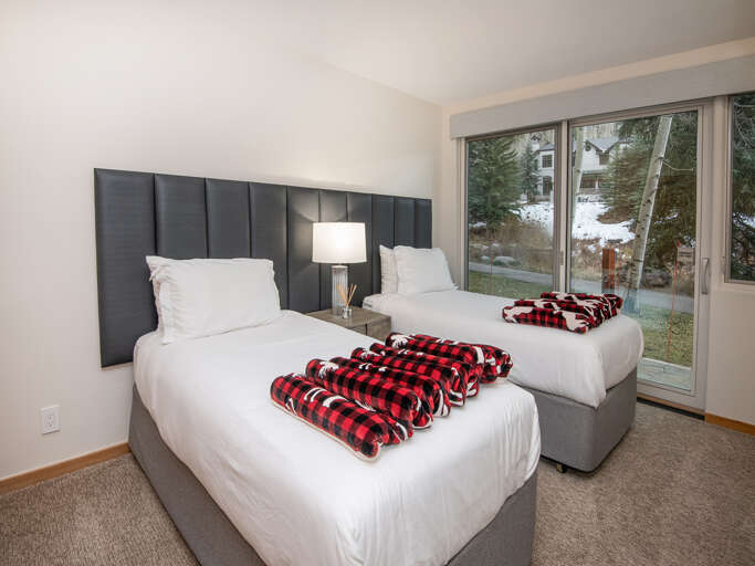 Bedroom 2 w/ 2 Twin Beds Bedroom 2 w/ 2 Twin Beds