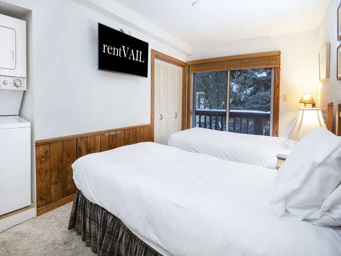 Bedroom 2 w/ Twin Beds