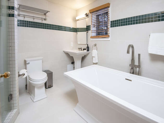 Bathroom 1 w/ Tub & Shower Bathroom 1 w/ Tub & Shower