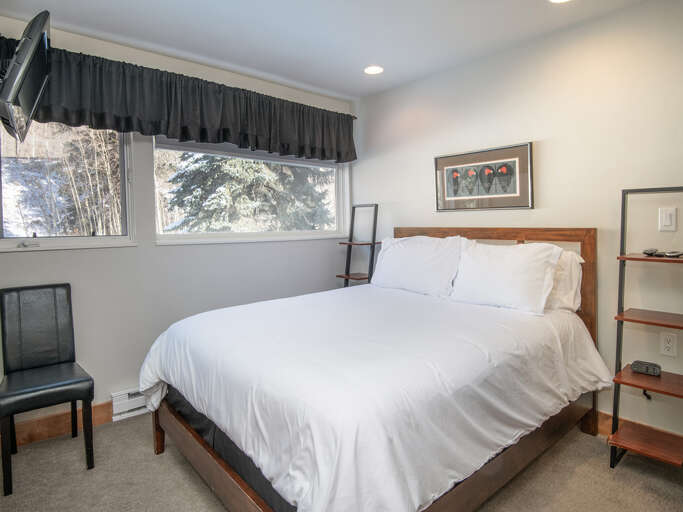 Bedroom 1 w/ Queen bed Bedroom 1 w/ Queen bed