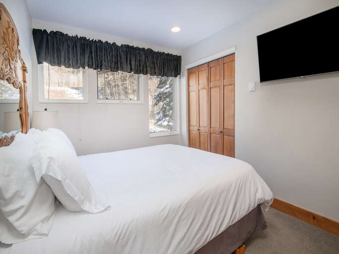 Bedroom 2 w/ Queen Bed Bedroom 2 w/ Queen Bed