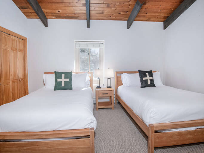 Bedroom 2 w/ 2 Queen Beds