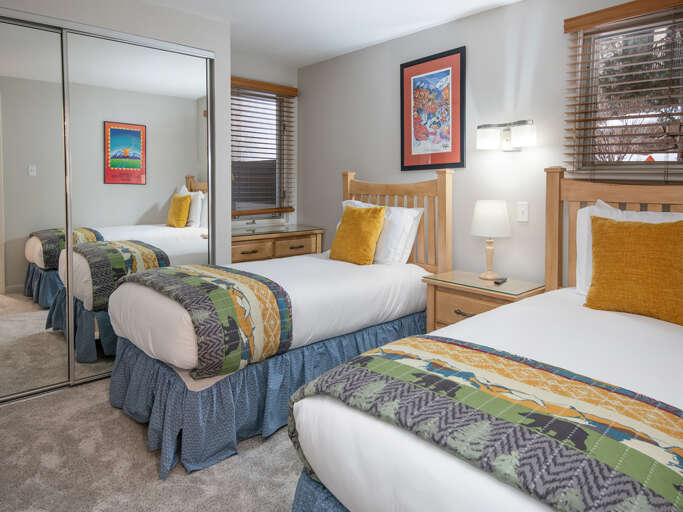 Bedroom 2 w/ Twin Beds