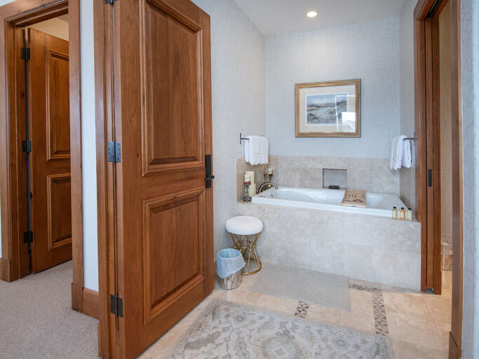 Main bathroom bathtub