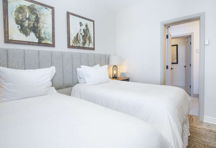 Bedroom 3 w/ Split King