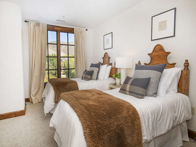 Bedroom 3 w/ Split King (2 Twins or King)