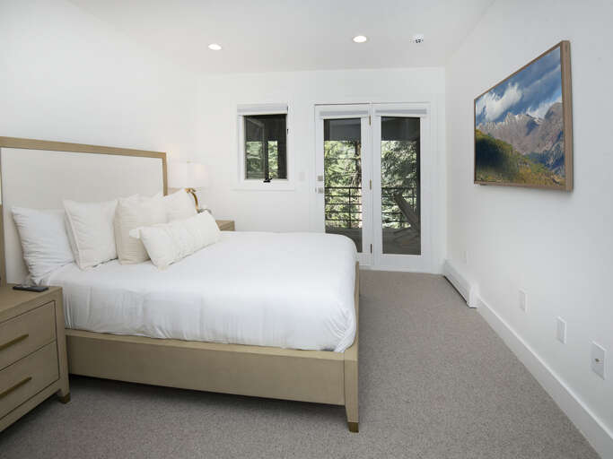 Bedroom 3 w/ Queen Bed