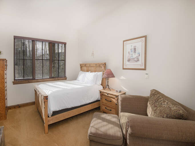 Bedroom 2 w/ Queen Bed