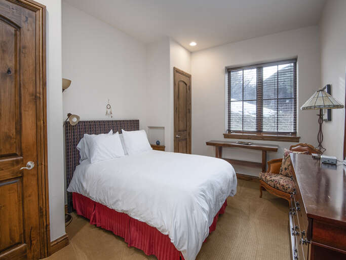 Bedroom 3 w/ Queen Bed