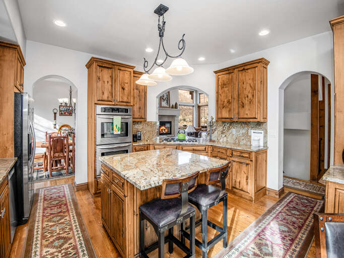 Kitchen Island & Counter Seating