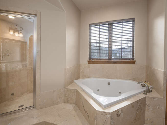 Main Bedroom w/ Tub & Shower