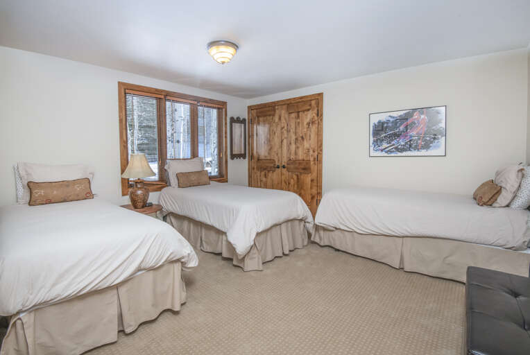 Bedroom 4 w/ 3 Twin Beds (upstairs) Bedroom 4 w/ 3 Twin Beds (upstairs)