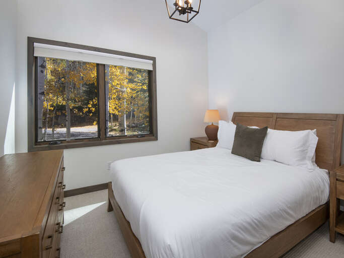 Bedroom 3 w/ Queen Bed Bedroom 3 w/ Queen Bed