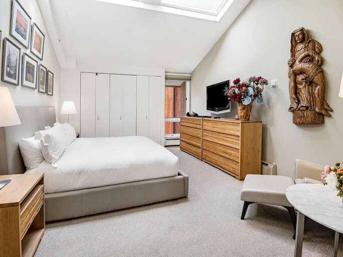 Main Bedroom w/ King Bed