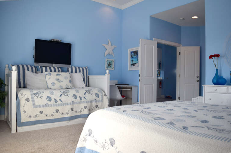 The master bedroom also has a twin daybed with twin trundle bed.