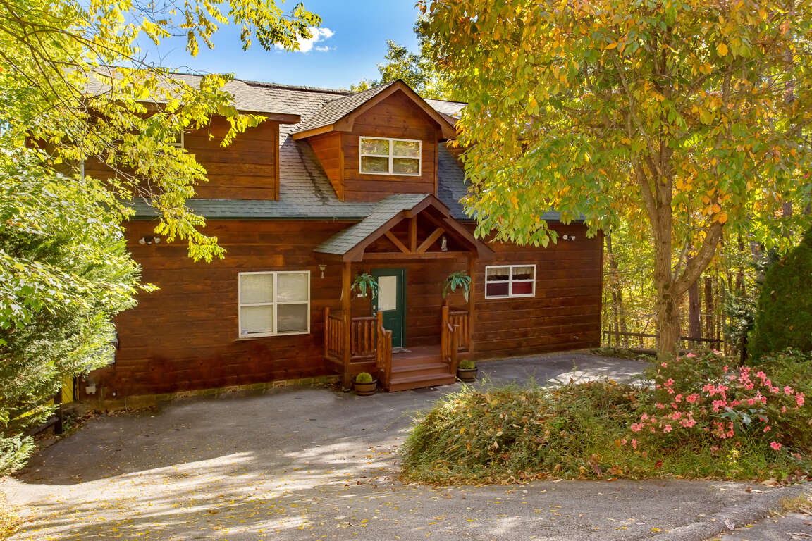 Mountain Shadow Lodge in Wears Valley, TN 6 Bedrooms Sleeps 20