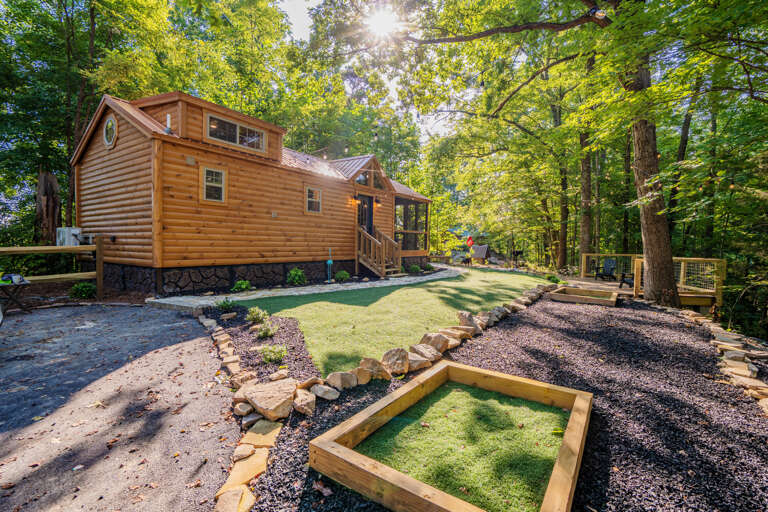 Sun-soaked Vacation Rental Nestled In Lush Greenery, Featuring A Mini-golf Area