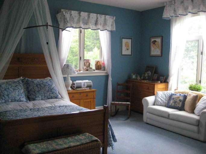 Lizzie's room with pull out couch and adjoining full bath an Lizzie's room with pull out couch and adjoining full bath an