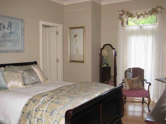 Queen guest room with full bath Queen guest room with full bath