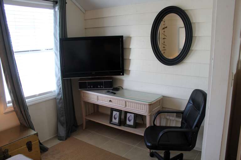 Master Upstairs Bedroom 4-4