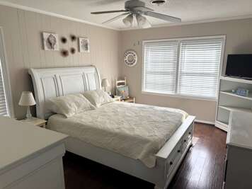 Bedroom 1 Queen