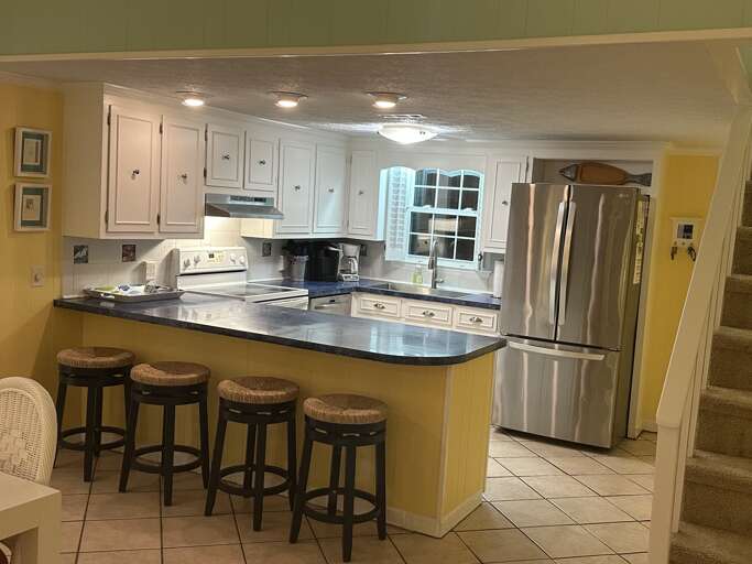 Kitchen showing bar area