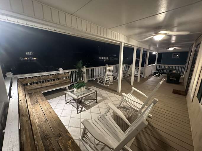 Deck full length, picnic table at end