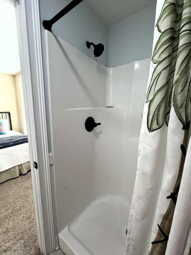 bath shared by bedrooms 3 and 4 - shower